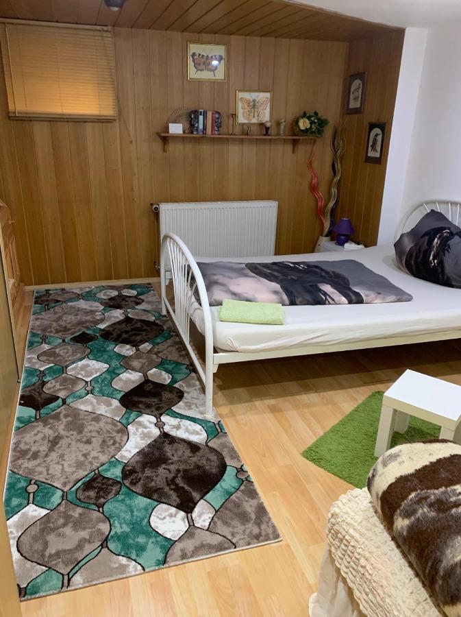 Schoenes Doppelbettzimmer Im Untergeschoss Inkl Parkplatz Nach Verfuegbarkeit Есен Екстериор снимка
