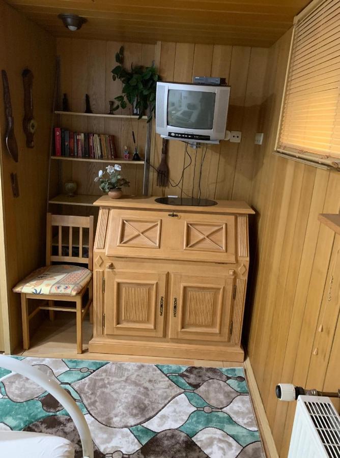 Schoenes Doppelbettzimmer Im Untergeschoss Inkl Parkplatz Nach Verfuegbarkeit Есен Екстериор снимка