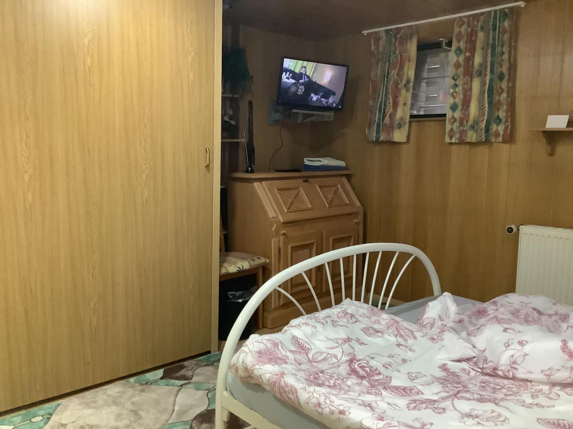 Schoenes Doppelbettzimmer Im Untergeschoss Inkl Parkplatz Nach Verfuegbarkeit Есен Екстериор снимка
